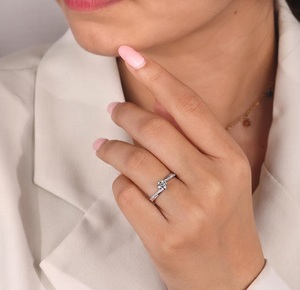 Anillo de compromiso clásico con diamante cultivado en laboratorio de oro amarillo de 10K certificado por IGI, color E, VS1, 1.08CT, redondo, con engaste trenzado. - Product Image 4