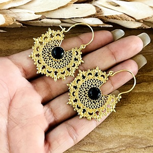 Pendientes Boho de Diseño Moderno, Joyería Tribal de Latón para Mujer, Bañados en Oro de 18k, con Filigrana, Ónix y Geometría, Venta al por Mayor/OEM - Product Image 5