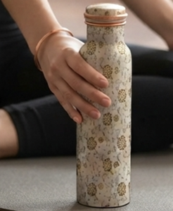 Botella de agua de cobre con diseño floral premium y tapa de rosca, reutilizable, diseño minimalista para viajes, senderismo, gimnasio, yoga y oficina. - Product Image 5