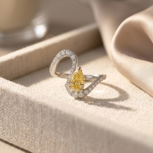Anillo de cóctel con diamante cultivado en laboratorio, corte pera amarillo elegante, diseño de onda fluida en S, para mujeres elegantes, curvado de este a oeste, amarillo canario. - Product Image 4