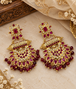 Boucles d'oreilles pendantes en laiton plaqué or et rhodium, design fleur de rubis et perle Jadau, bijoux tendance pour femme, à porter en occasion spéciale - Product Image 1