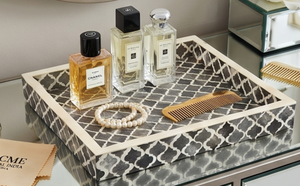 Plateau de service carré haut de gamme à motif géométrique, finition laquée, usage résidentiel décoratif, parfait pour servir des desserts et des plats. - Product Image 5