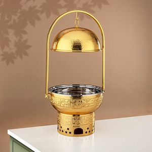 Impresionante plato para calentar comida dorado con tapa de cúpula martillada, grabados de caligrafía árabe y asa alta en forma de arco, ideal para bodas. - Product Image 2