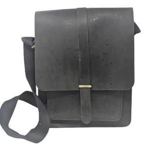 Bolso Mensajero de Cuero para Hombre, Hecho en India, Calidad de Exportación, con Puerto USB, Diseño Impermeable y Embalaje Portátil - Product Image 1
