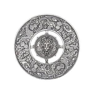 Broche de peltre con motivos gaélicos, ciervos celtas en pose de combate y diseño penannular a cuadros - Product Image 3