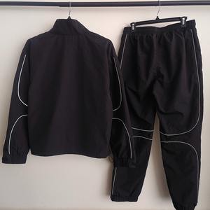 Conjunto de 2 piezas de chándal cortavientos con ribetes blancos y bolsillos con cremallera para hombre, personalizado, de peso pesado, con pantalón holgado y chaqueta reflectante - Product Image 2