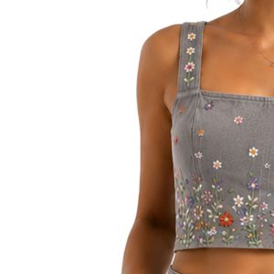 Conjunto de Top Corto y Falda Bordados para Mujer en Gris Niebla, Diseño Floral de Verano, Dos Piezas, Logotipo Personalizado, OEM, Ropa al Por Mayor - Product Image 3