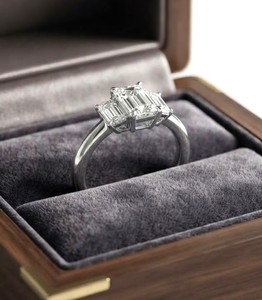 Bague de fiançailles en diamant de laboratoire taille émeraude, sertissage profilé, trois pierres, certifiée IGI, or massif 10K 14K 18K, bague de promesse - Product Image 1