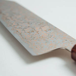 Cuchillo de chef hecho a mano con acero damasco y cobre, con mango de madera natural, para cocina profesional y uso en restaurantes. - Product Image 2