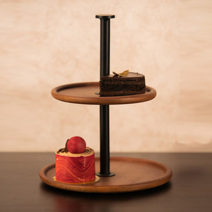 Support à gâteau moderne à deux niveaux en bois, avec des plateaux en bois naturel riche, une tige centrale en métal noir élégante et une poignée plate pour le service - Product Image 1