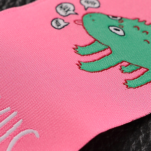 Etiquetas Tejidas con Logotipo Personalizado, Etiquetas de Marca Tejidas por Fábricas Chinas, Etiquetas Tejidas con Corte Láser de Alta Calidad - Product Image 4