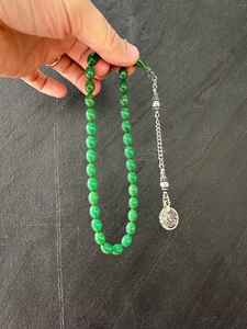 ลูกประคำเรซิ่นลายอำพันโบราณ 33 เม็ด พร้อมพู่ห้อยลายฉลุ - Product Image 4