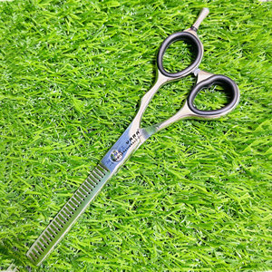 Tijeras de Peluquería Profesionales para Adelgazar el Cabello, con Punta Afilada para un Corte Preciso, Agarre Ergonómico para el Pulgar y Acabado Brillante - Product Image 6
