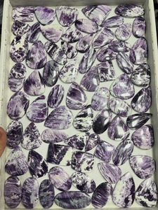 พลอยธรรมชาติ ทริมูร์ติ เจมส์ คัมเมอร์ไรต์ คาโบชอง ขายส่ง |   พลอยสีม่วงหายาก รูปทรงผสม ขนาด 15-40 มม. คุณภาพสูง สำหรับทำเครื่องประดับ - Product Image 2