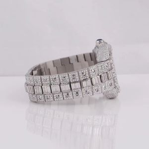 Montre-bracelet de luxe carrée sertie de diamants, cadran à chiffres romains, aiguilles bleues, couronne ornée de pierres précieuses, bracelet somptueux, pierres précieuses étincelantes - Product Image 5