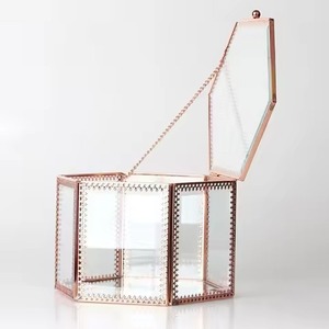 Caja de Joyería de Vidrio Rojo Cuadrada de Lujo con Detalles en Oro, Paneles Transparentes, Diseño Exquisito, Contenedor de Almacenamiento Moderno, Caja de Joyería de Latón - Product Image 3