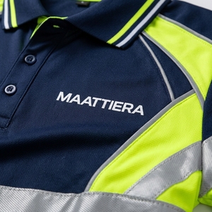 Polo de sécurité réfléchissant bleu marine et jaune fluo pour homme, avec empiècements contrastants, manches courtes, vêtements de travail, fournisseur en gros personnalisé - Product Image 6