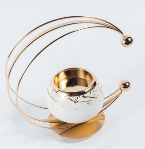 Support à branches courbées dorées à plusieurs niveaux avec trois coupelles en verre et des accents de feuilles. Art artistique disponible à prix de gros. - Product Image 2