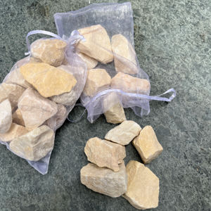 Galets de marbre jaune concassé écologiques et durables de qualité supérieure pour salles de bain extérieures modernes, aménagement paysager et design artistique - Product Image 1