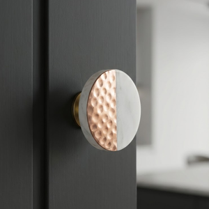 Pomo para Mueble AG de Mármol Blanco con Incrustaciones Metálicas |   Tirador de cajón moderno de piedra redonda de 4 cm - Product Image 1