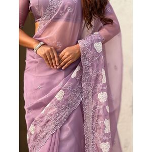 Sari en soie pure Chanda Kora Elite Weaves avec broderies florales, motifs Buttis et bordure ajourée pour mariages féminins - Product Image 1