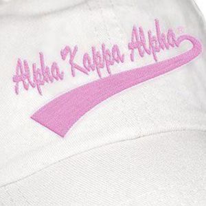 Gorra de Béisbol Ajustable de Algodón Blanca con Logotipo Bordado en Rosa de la Hermandad Griega AKA para Mujer - Product Image 6