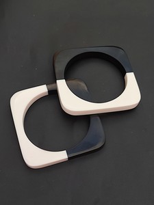 Bracelet en résine haut de gamme noir et blanc, léger, confortable à porter, artistique, élégant, motif ange - Product Image 2