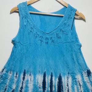 Tunique bohème sans manches pour femme, bleu tie-dye, avec col rond |   Robe décontractée ample et évasée pour l'été - Product Image 2
