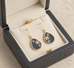 Pendientes Colgantes de Latón Hechos a Mano con Grabado Floral y Esmalte Marrón Café, Opción de Regalo Moderna y Elegante - Product Image 1