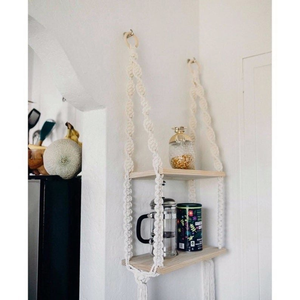 Estante Colgante de Pared de Macramé Hecho a Mano, Estilo Bohemio, Rectangular, de Algodón y Madera de Pino, Decorativo para el Hogar, Tamaño 17 x 40 Pulgadas - Product Image 1