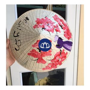 Chapeau conique artisanal en feuille de palmier disponible pour la protection solaire et les costumes d'événements - Product Image 1