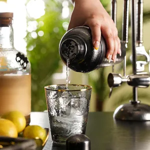 Shaker à cocktails gris mat à finition martelée, outil de bar professionnel en acier inoxydable pour le mélange de cocktails, accessoires de kit de barman - Product Image 1