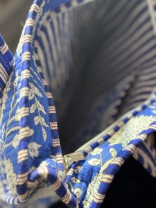 Sac fourre-tout matelassé à imprimé floral bleu, en tissu de coton, design à panneaux, style bohème, ouverture supérieure, sac de shopping toutes saisons - Product Image 2