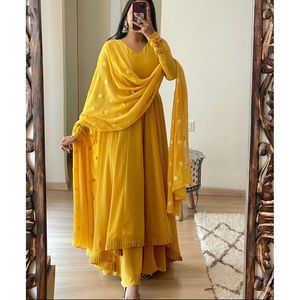 Kurta de Georgette Sintética con Bordado de Lentejuelas y Dupatta, Completamente Cosida, Amarillo, Gharara de Lino y Seda - Product Image 1