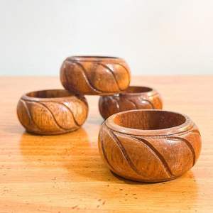 Anneau de serviette en bois artisanal et durable, conçu pour une mise en scène de table d'inspiration bohème, une réception de mariage et une fête de famille - Product Image 1