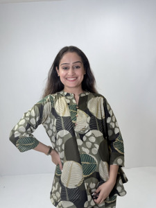 Ensemble coordonné deux pièces pour femme, imprimé vert olive, avec tunique longue et pantalon assorti, pour les vacances - Product Image 5