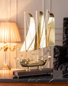 Maquette de bateau Art Déco artisanale en laiton et bois, motif géométrique abstrait, décoration de table faite à la main pour salon - Product Image 1