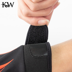 Gants de football unisexes pour enfants - Polyester/PU/Spandex, imperméables, protection UV, antidérapants, sangle de poignet réglable pour le sport - Product Image 4