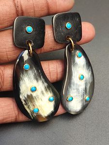 Boucles d'oreilles créoles de luxe en corne de buffle naturelle, bijoux de mode contemporains faits à la main pour femmes - Product Image 5