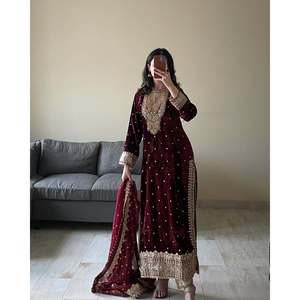 Conjunto de Diseño Artesanal con Silueta Recta, Top de Terciopelo con Cuello Redondo y Dupatta, y Pantalón con Bordado Pesado de Lentejuelas - Product Image 2