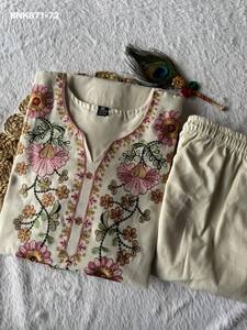 Ensemble coordonné Kurti-Pantalon en coton Khadi avec broderie et travail de sequins, design Evergreen, pour tenue occasionnelle, fabricant de mode féminine - Product Image 6