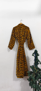 Kimono largo de algodón hecho a mano con estampado floral y cuello en V de secado rápido para mujer, ideal como bata de dama de honor. - Product Image 3