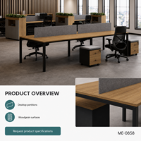 Poste de travail de bureau moderne pour quatre personnes avec dessus en imitation bois, panneaux de séparation gris, cadres noirs et supports de rangement mobiles
