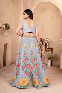 Lehenga Choli gris tradicional bordado con diseño floral para ocasiones de boda, ropa étnica femenina estilo India Pakistán - Product Image 3