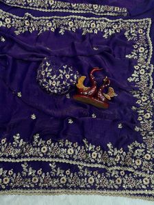 Sari indien de boutique, style Bollywood, en tissu de soie mousseline lourde et douce, avec broderie riche, C-PALLU, travail de Zari et de sequins, et bordure découpée - Product Image 3