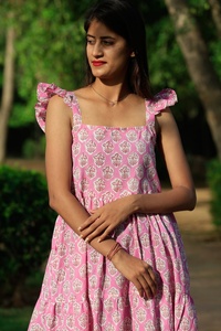 เดรสยาวสีชมพูสไตล์โบฮีเมียนสำหรับฤดูร้อน พิมพ์ลายด้วยมือ ผ้าฝ้าย 100% แขนกุด คอเหลี่ยม แต่งลายปักดอกไม้ - Product Image 2