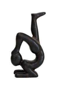 Escultura de Aluminio de Postura de Yoga Abstracta, Figura Metálica Minimalista, Decoración Moderna Industrial para el Hogar, Estatua Artesanal con Acabado en Bronce - Product Image 1