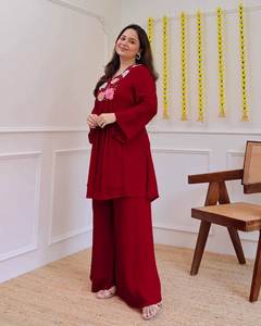 La temporada festiva requiere atuendos que brillen con la misma luminosidad que las celebraciones. Con este conjunto festivo de georgette puro, ¡estás listo para la fiesta! - Product Image 2