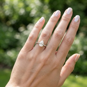 Anillo de Compromiso y Boda con Diamante Cultivado en Laboratorio de 2 Quilates, Corte Pera, Certificado IGI, Oro de 14K, Engaste Catedral, Diamantes Pavé Laterales, Personalizado - Product Image 4
