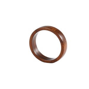 Anillo de madera tallada artesanal Anillo de estilo bohemio de diseño ecológico duradero para hombres y mujeres - Product Image 1